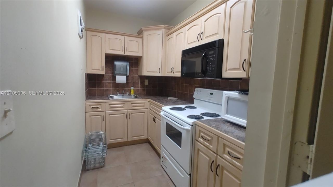 1000 Parkview Dr, Unit 406, Hallandale Beach, FL 33009 Photo