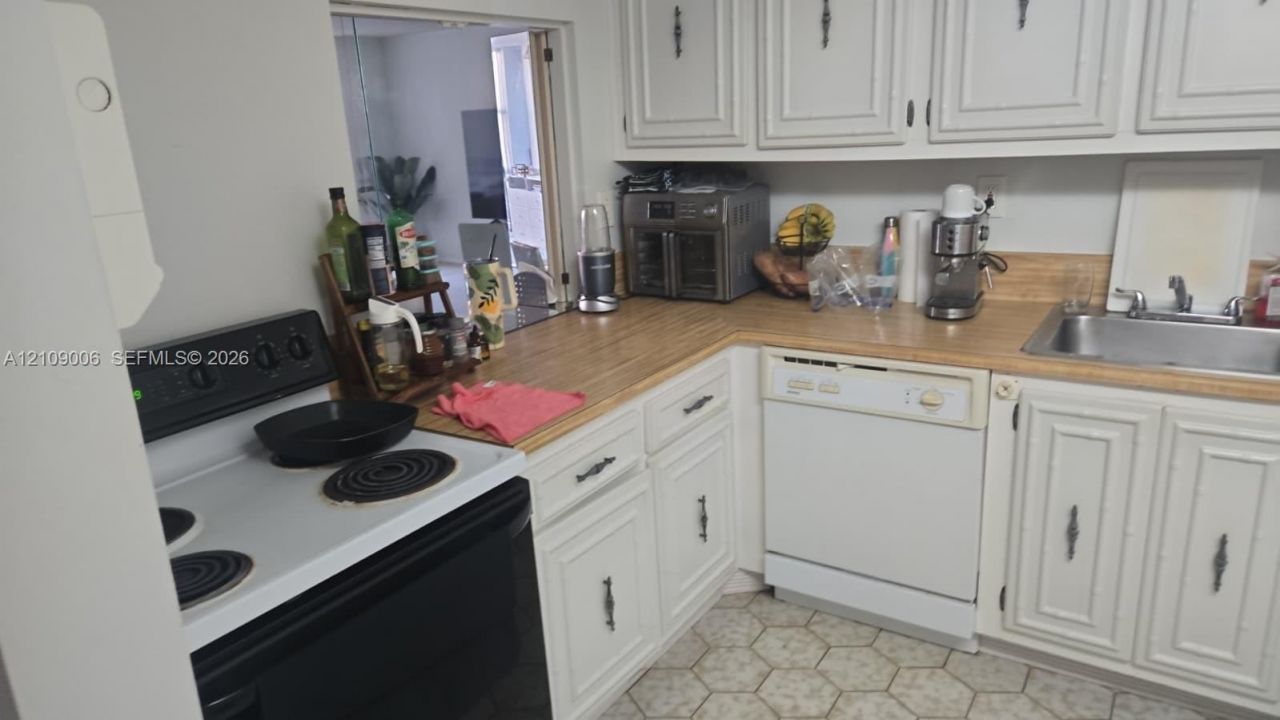 1000 Parkview Dr, Unit 406, Hallandale Beach, FL 33009 Photo