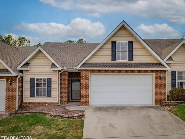 7032 Pemmbrooke Shire Lane, Knoxville, TN 37909
