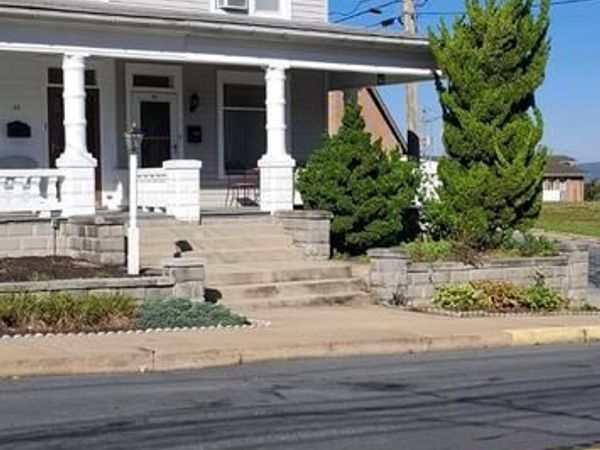 40 N 9TH STREET N, AKRON, PA 17501