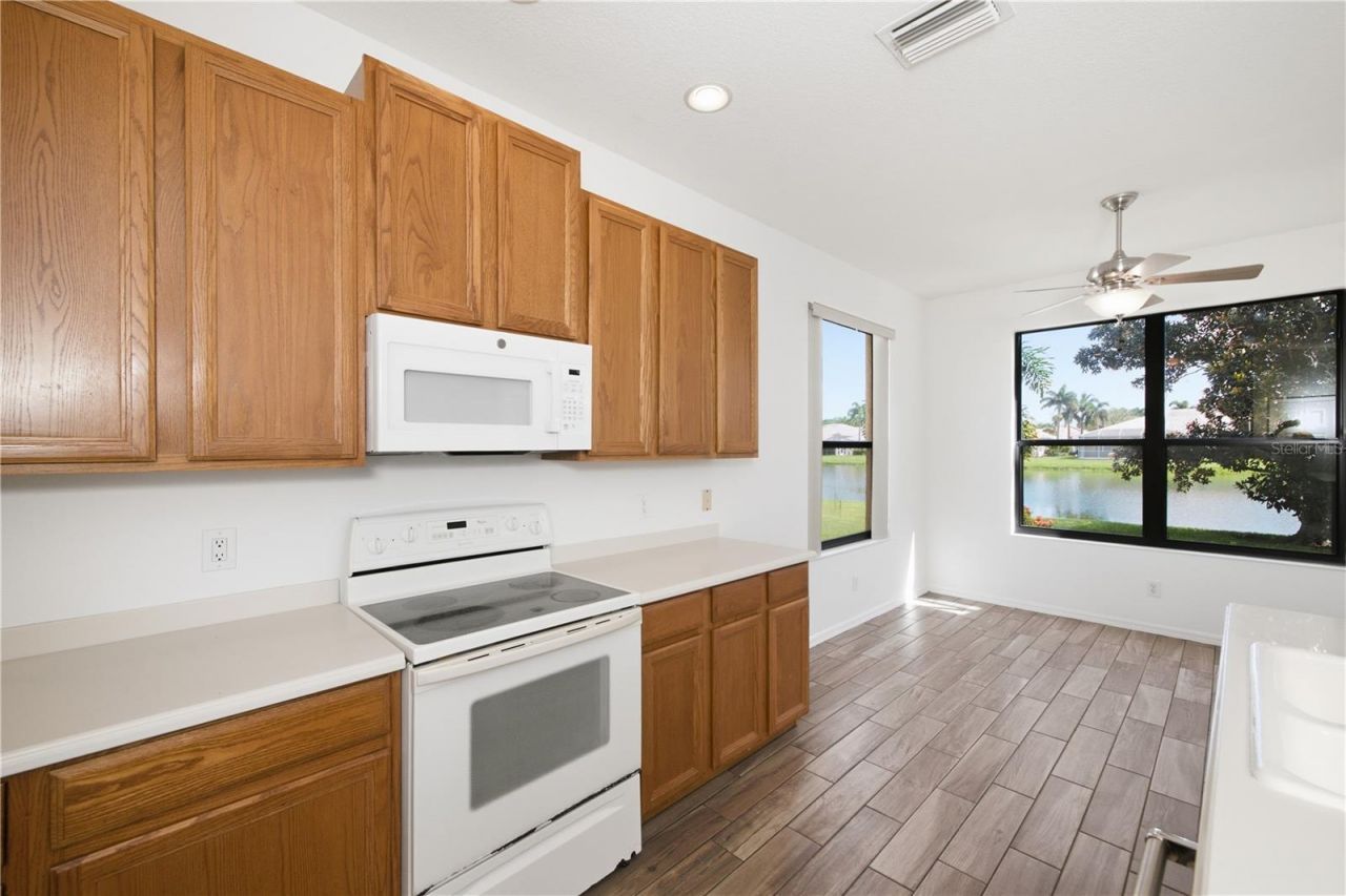 8013 Stirling Falls Circle, Sarasota, FL 34243 Photo