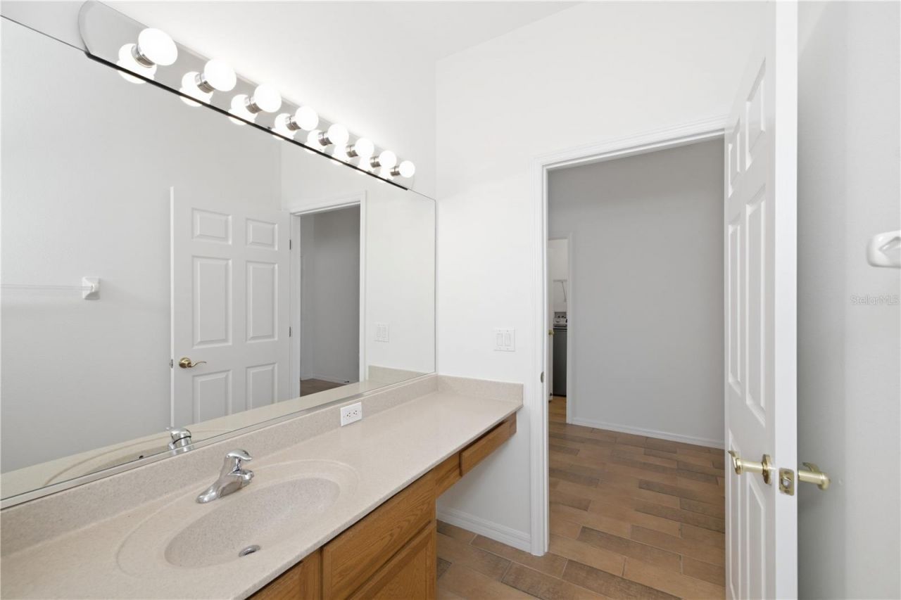 8013 Stirling Falls Circle, Sarasota, FL 34243 Photo