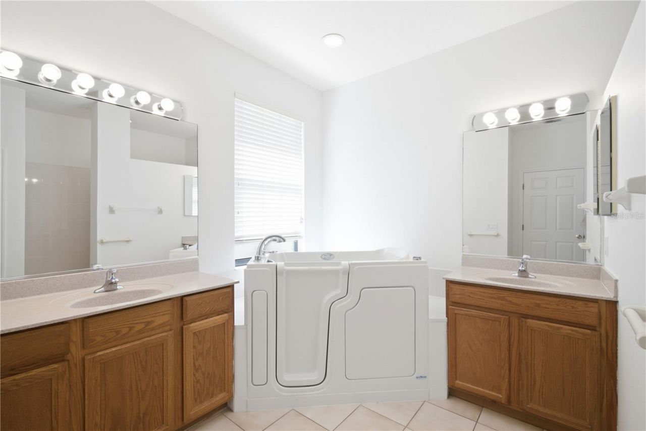 8013 Stirling Falls Circle, Sarasota, FL 34243 Photo