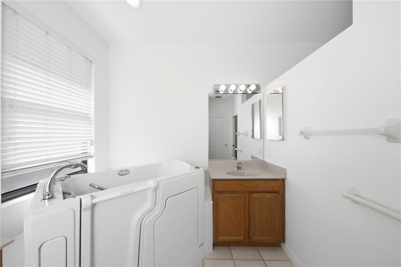 8013 Stirling Falls Circle, Sarasota, FL 34243 Photo