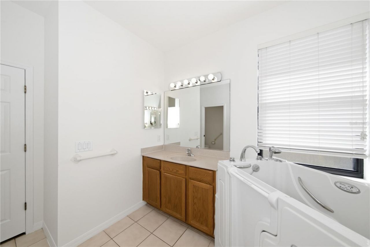 8013 Stirling Falls Circle, Sarasota, FL 34243 Photo
