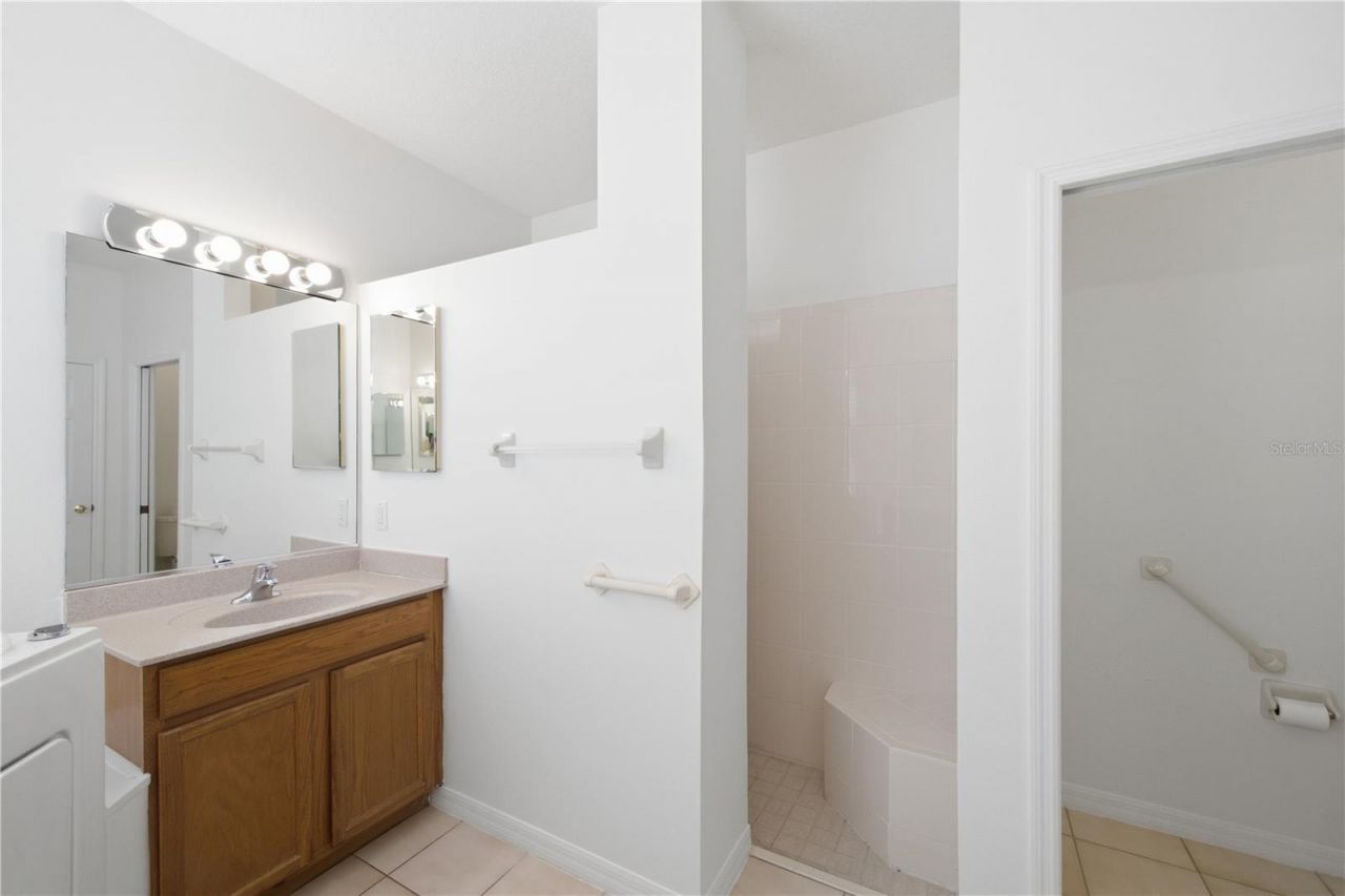 8013 Stirling Falls Circle, Sarasota, FL 34243 Photo