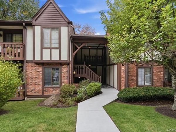 82 Foxwood Circle , Mount Kisco, NY 10549