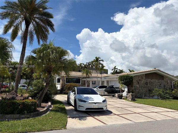 600 Hibiscus Dr , Hallandale Beach, FL 33009