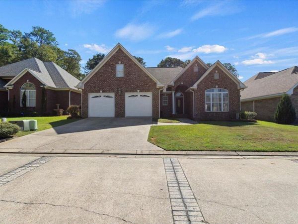 7 Twin Oaks Pl, Laurel, MS 39440