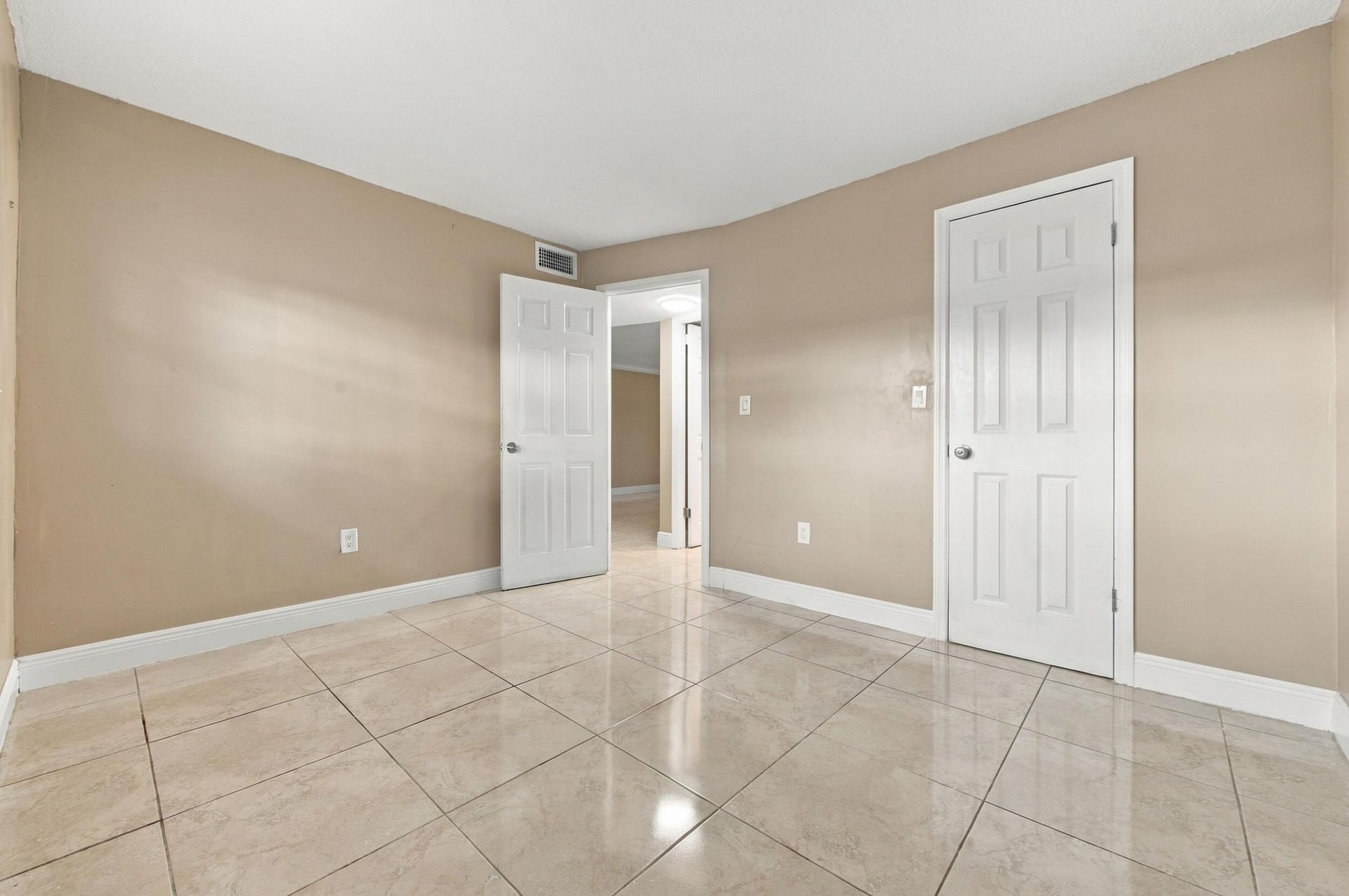 8285 Sunrise Lakes Boulevard, Unit 102, Sunrise, FL 33322 Photo
