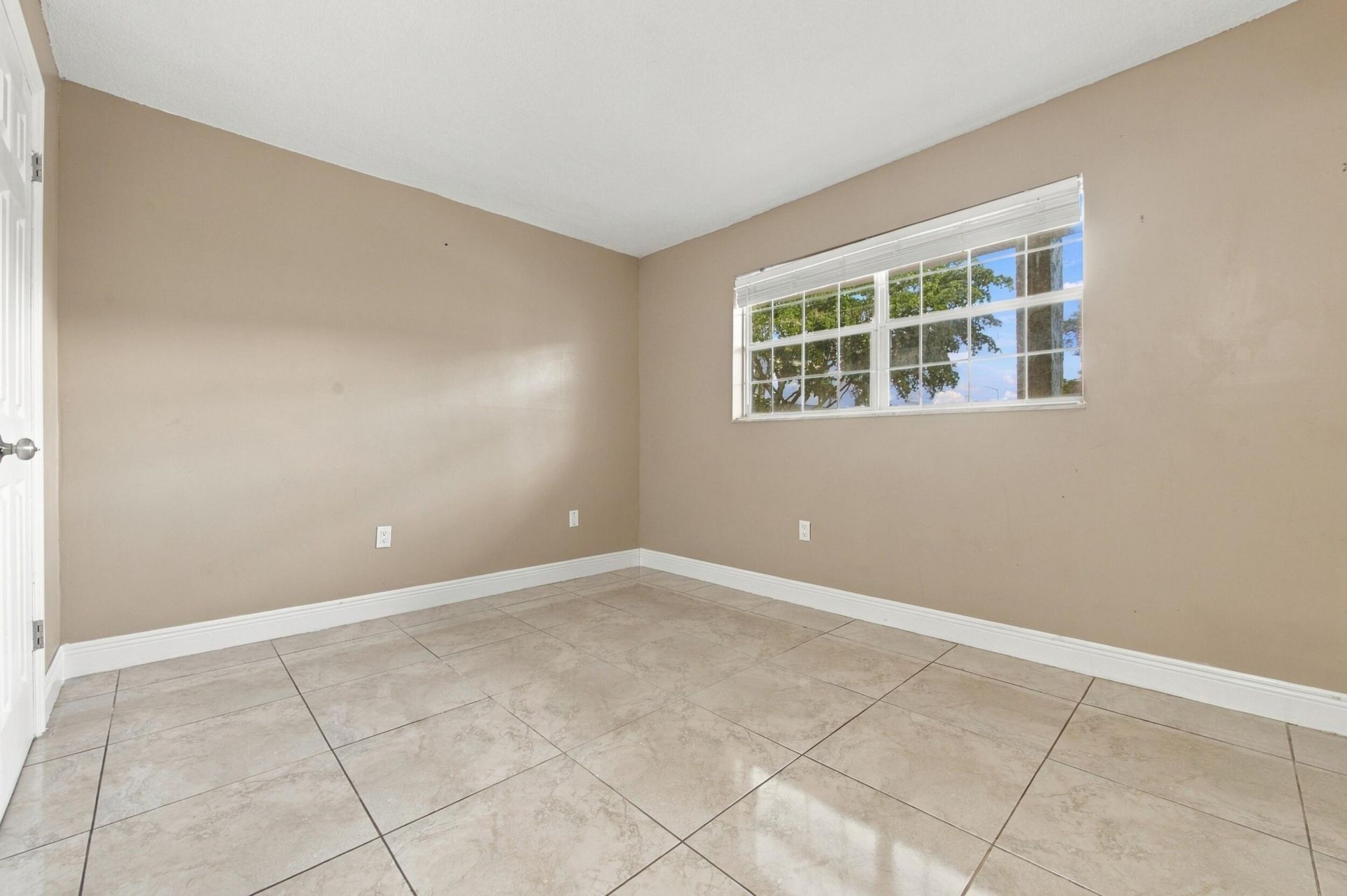 8285 Sunrise Lakes Boulevard, Unit 102, Sunrise, FL 33322 Photo