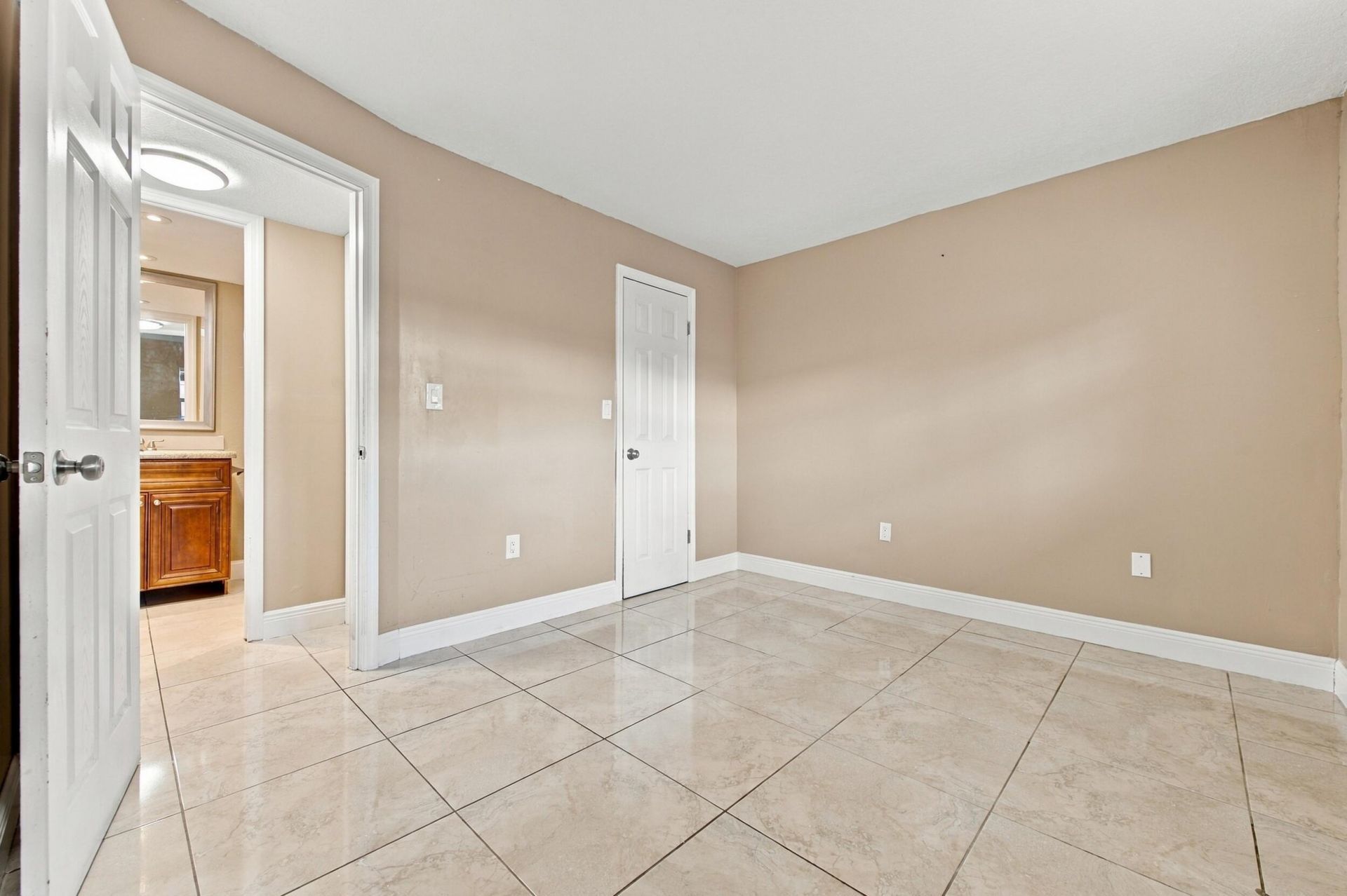 8285 Sunrise Lakes Boulevard, Unit 102, Sunrise, FL 33322 Photo