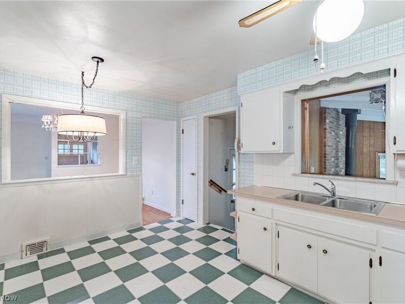 2090 Marshfield Road , Mayfield Heights, OH 44124 Photo 8