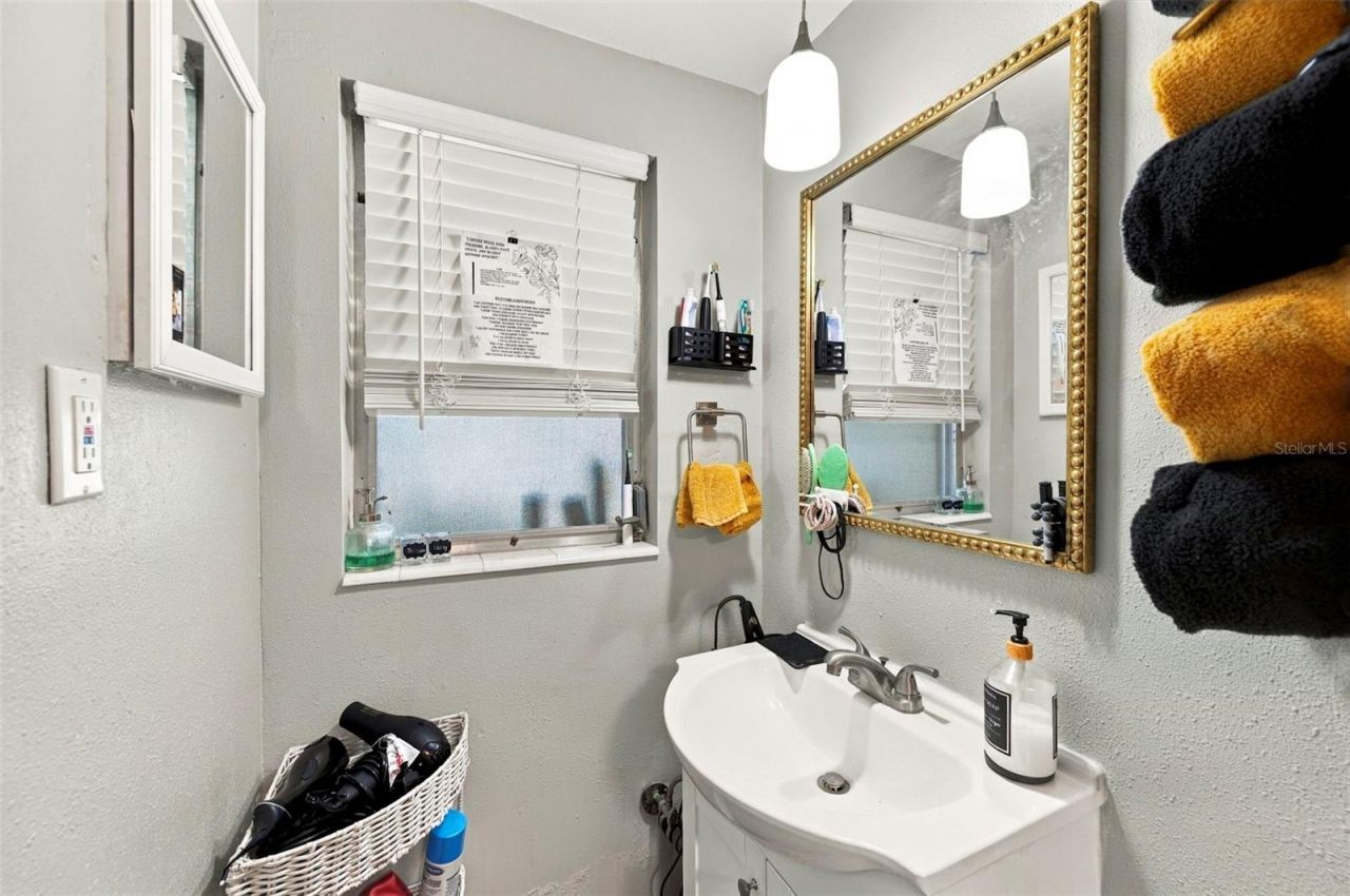 5105 W Country Club Drive , Sarasota, FL 34243 Photo