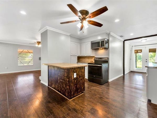 1542 W Reindeer Road , Lancaster, TX 75146