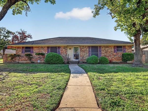 1818 Lakemont Court , Arlington, TX 76013