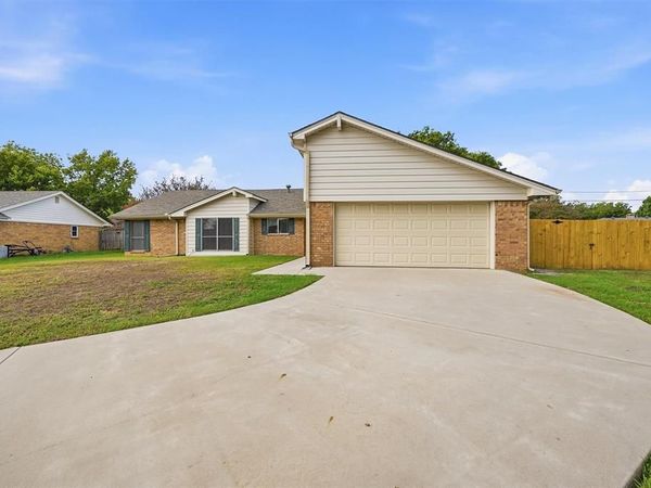 2110 Oak Creek Circle , Sherman, TX 75092