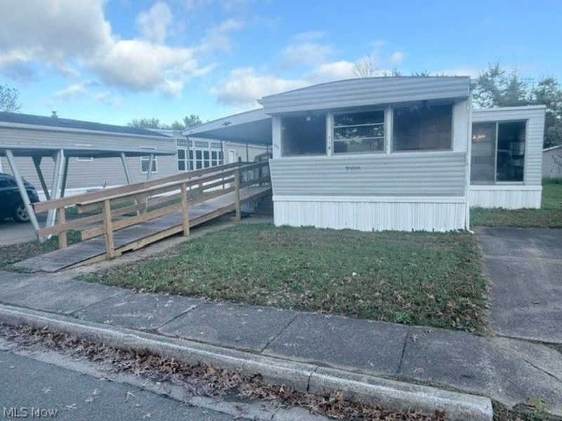 119 Coral Key SE, New Philadelphia, OH 44663 Photo 2