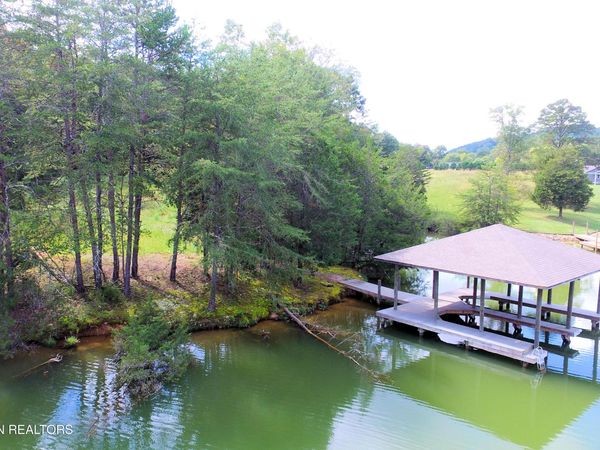 2050 E Bat Creek Rd, Vonore, TN 37885
