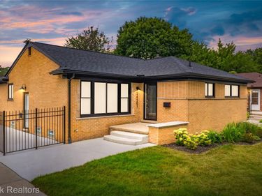 24201 Oneida Street , Oak Park, Mi 48237