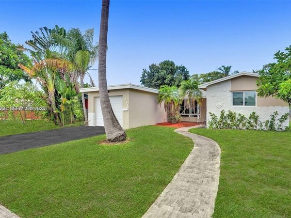 2011 N 49th Ave , Hollywood, FL 33021