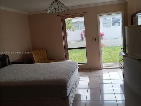 1113 NE 2nd St , Unit 1-2, Hallandale Beach, FL 33009