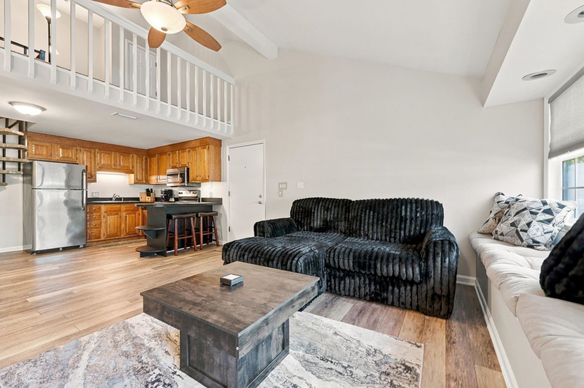 1203 Erin Way  Photo 4