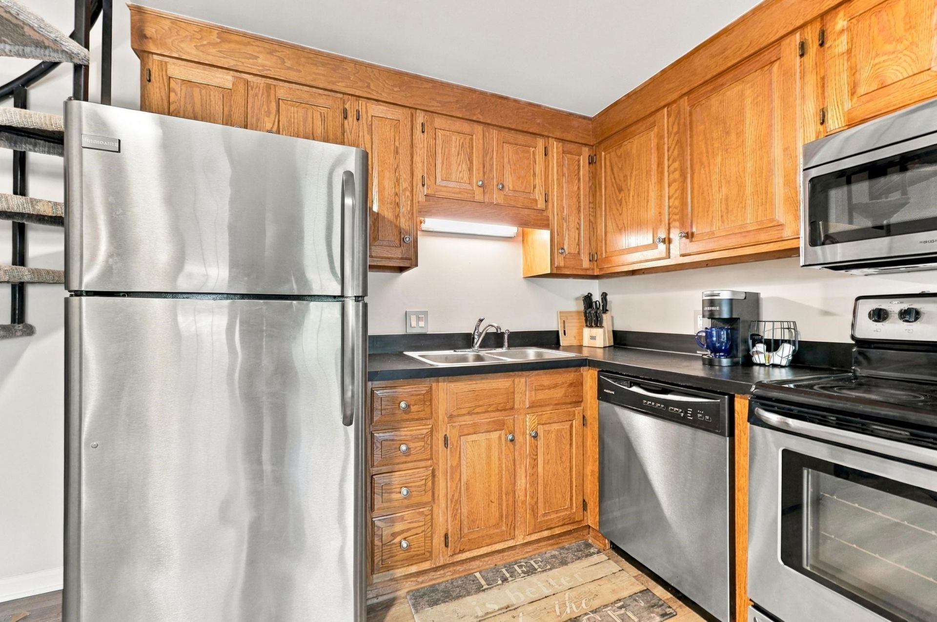 1203 Erin Way  Photo 6