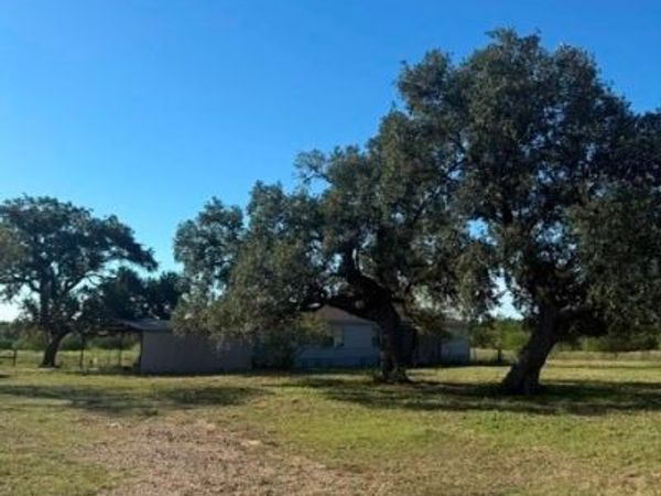 2607 Fm 318, Yoakum, TX 77995