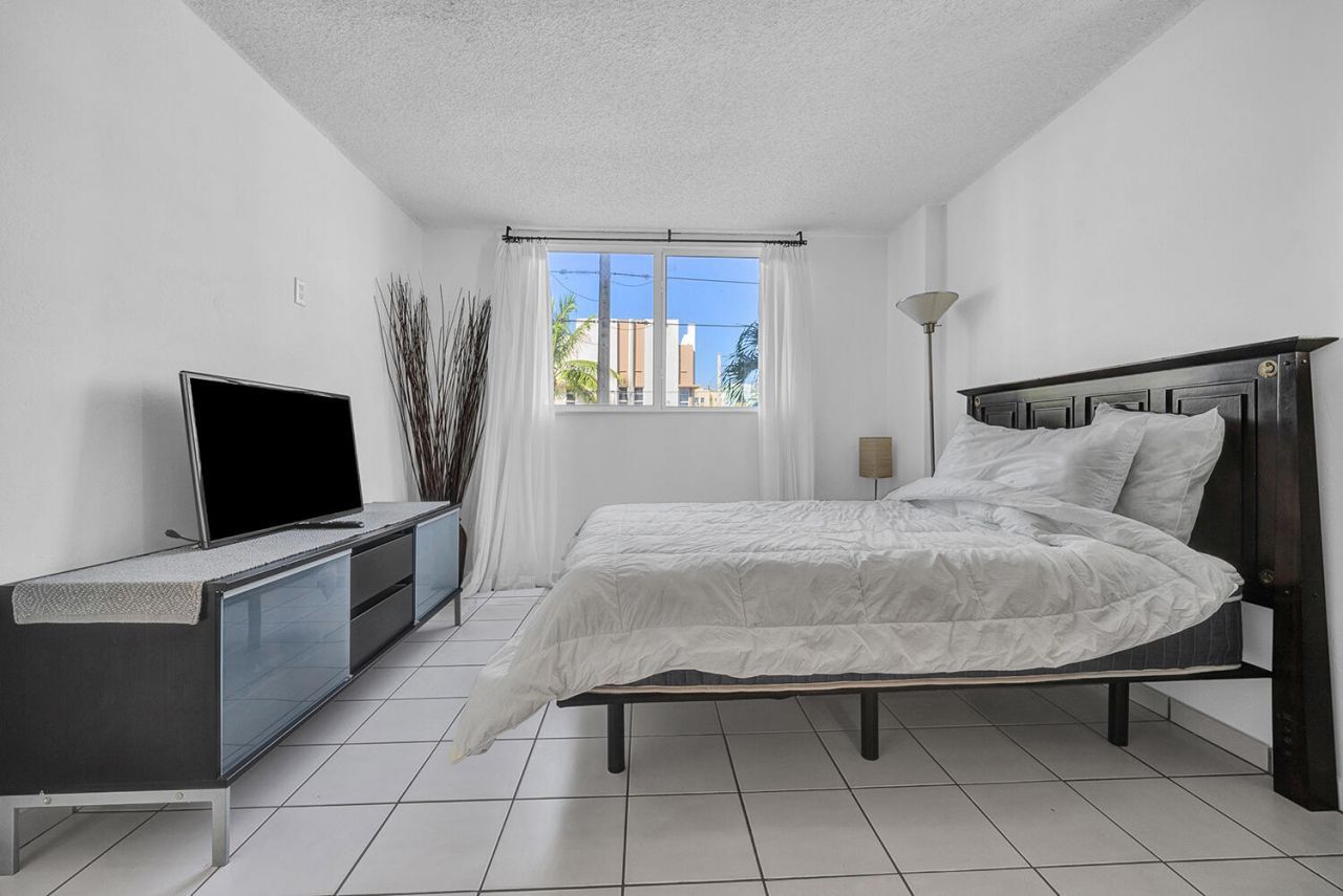 345 Ocean Drive, Unit 301, Miami Beach, FL 33139 Photo