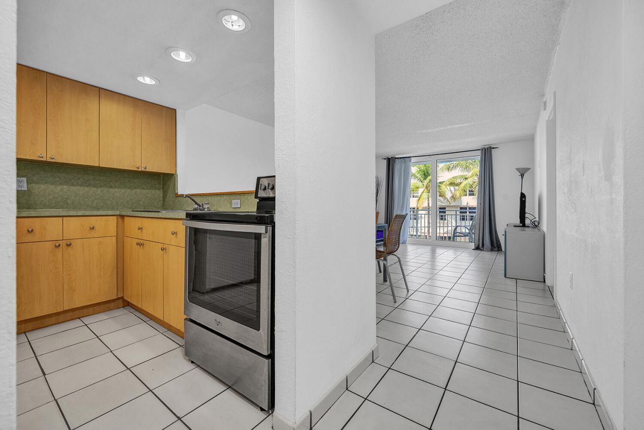 345 Ocean Drive, Unit 301, Miami Beach, FL 33139 Photo