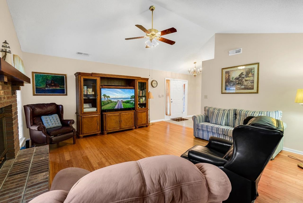 1558 Platt Dr. Photo 7
