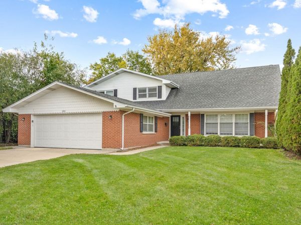 2206 W LAWRENCE Lane, Mount Prospect, IL 60056