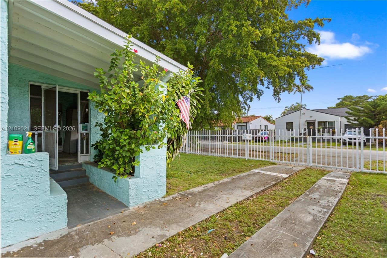 4761 SW 5th St , Miami, FL 33134 Photo
