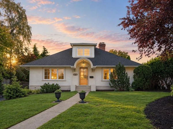 1027 Deal St , Oak Bay, BC V8S 5G6