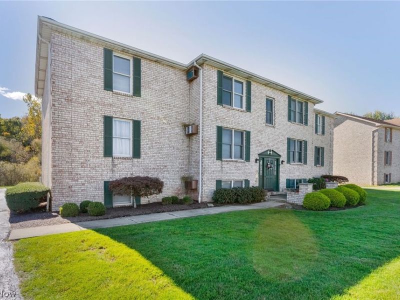 912 Pearson Circle, Unit 4, Youngstown, OH 44512 Photo 3