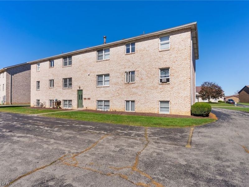 912 Pearson Circle, Unit 4, Youngstown, OH 44512 Photo 7