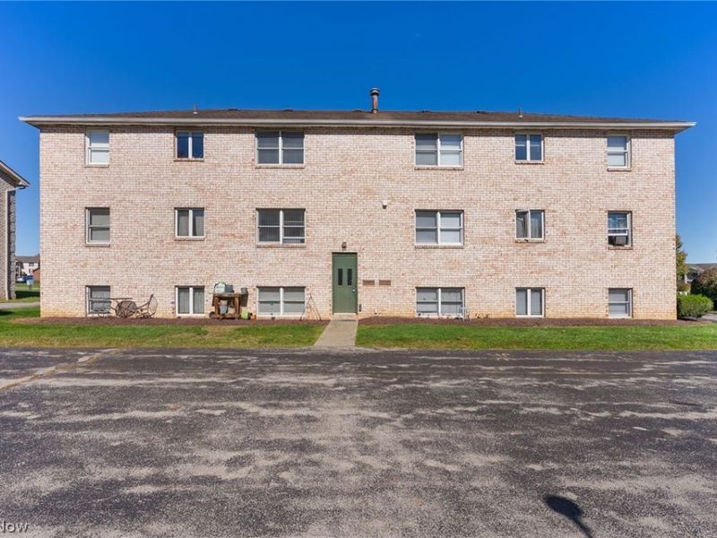 912 Pearson Circle, Unit 4, Youngstown, OH 44512 Photo 8