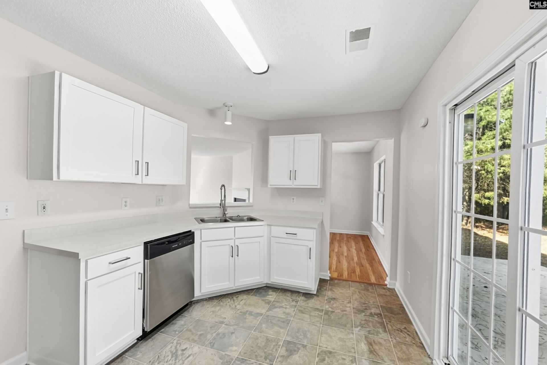 104 Jonathan Lane Photo 6