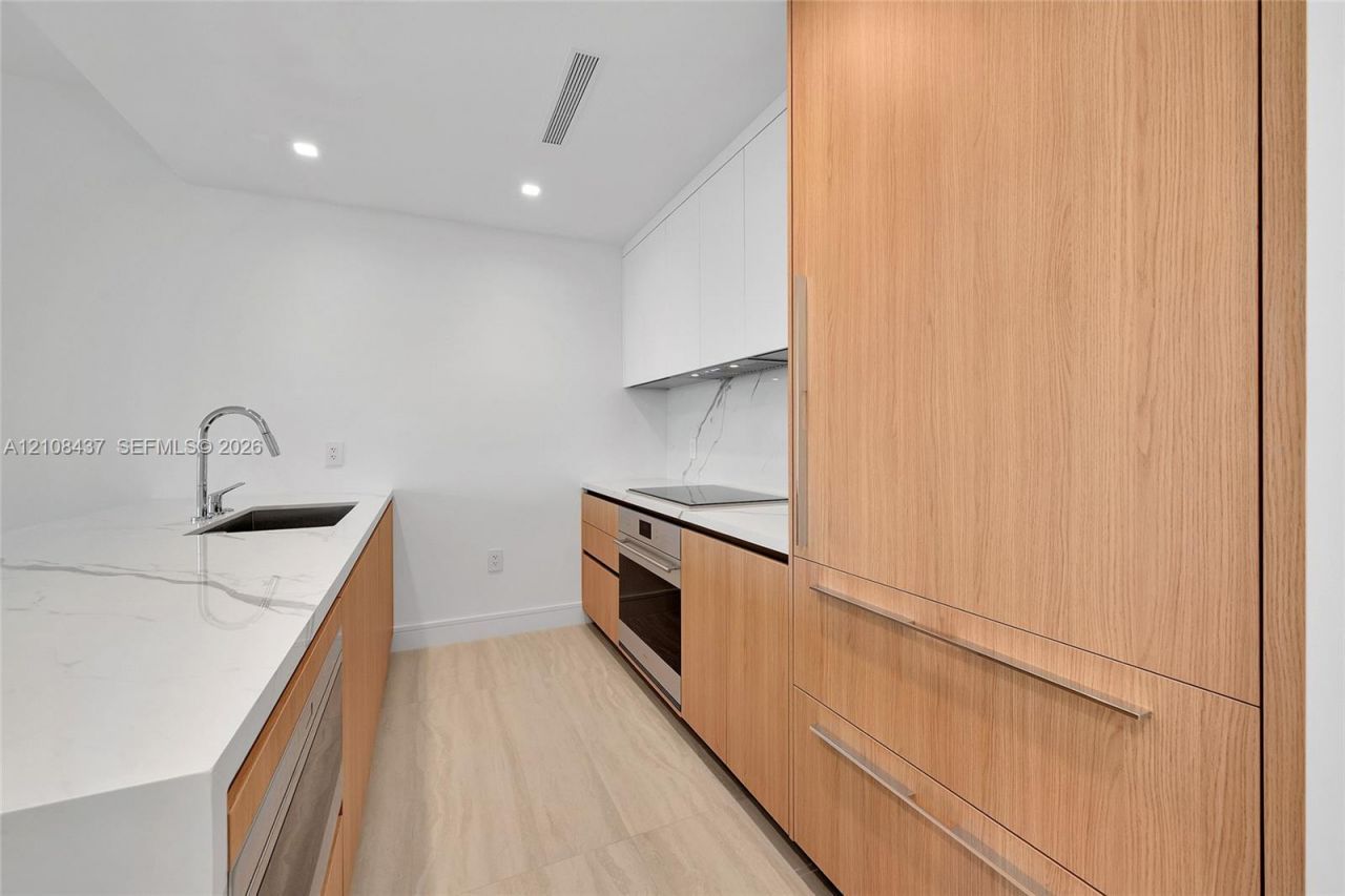 2411 Laguna Circle , Unit 2404, North Miami, FL 33181 Photo