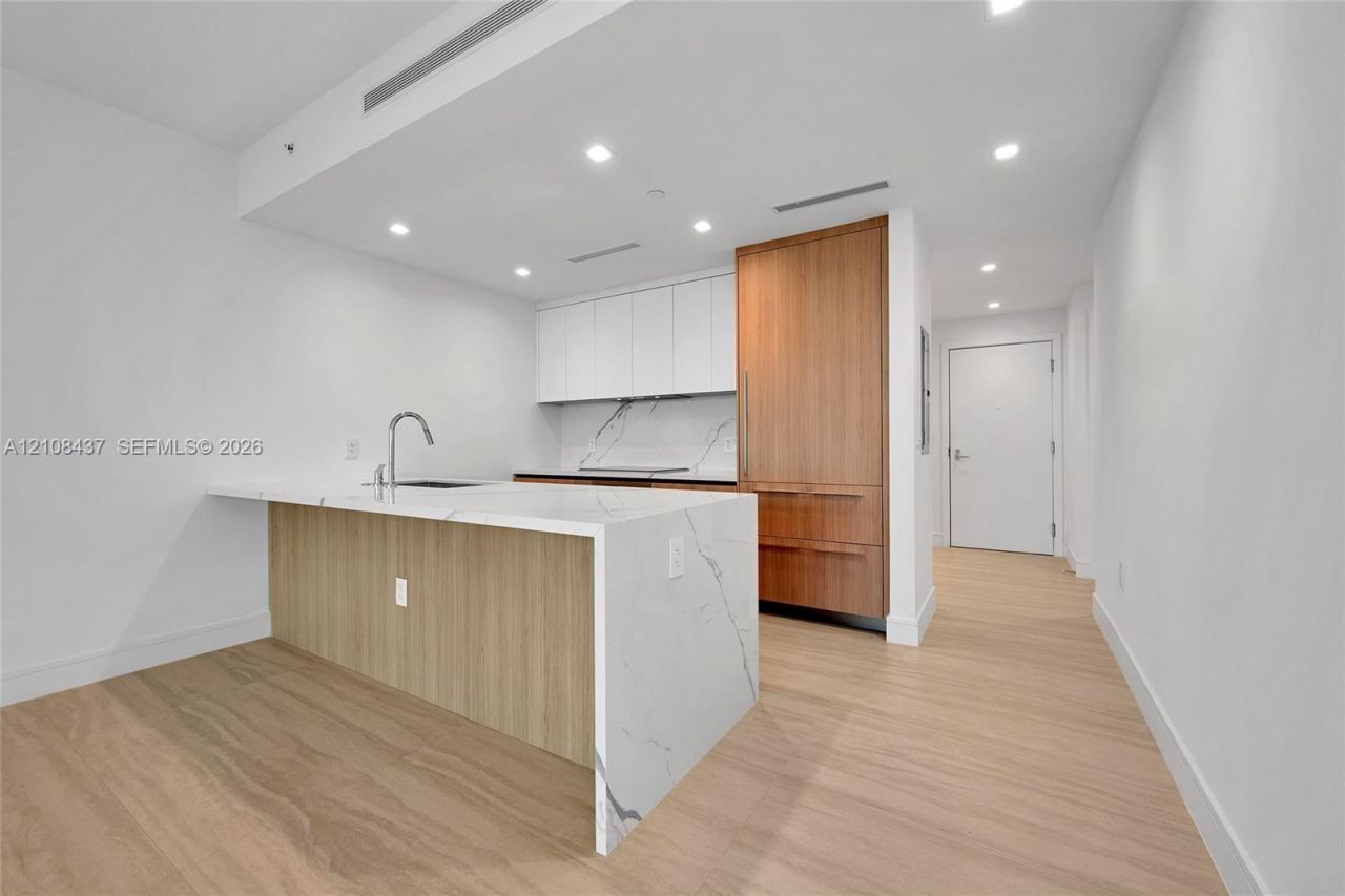 2411 Laguna Circle , Unit 2404, North Miami, FL 33181 Photo