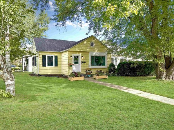 903 E Webster Street, Prairie du Chien, WI 53821