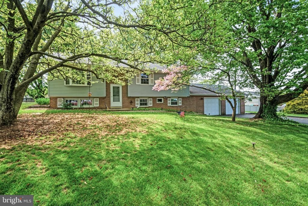 26 S FARMERSVILLE ROAD, LEOLA, PA 17540