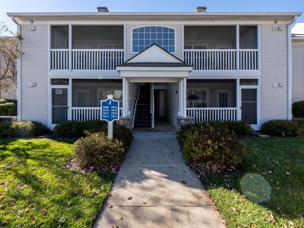 2818 S Knightsbridge Circle, Ann Arbor, MI 48105