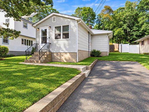 3 Edgewood Avenue , Farmingville, NY 11738