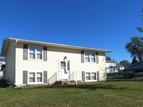 904 Lisa Drive, Maquoketa, IA 52060