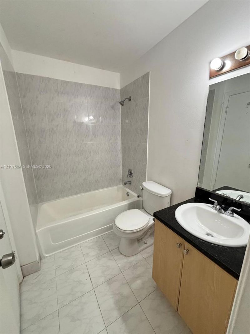 7220 NW 179th St , Unit 201, Hialeah, FL 33015 Photo