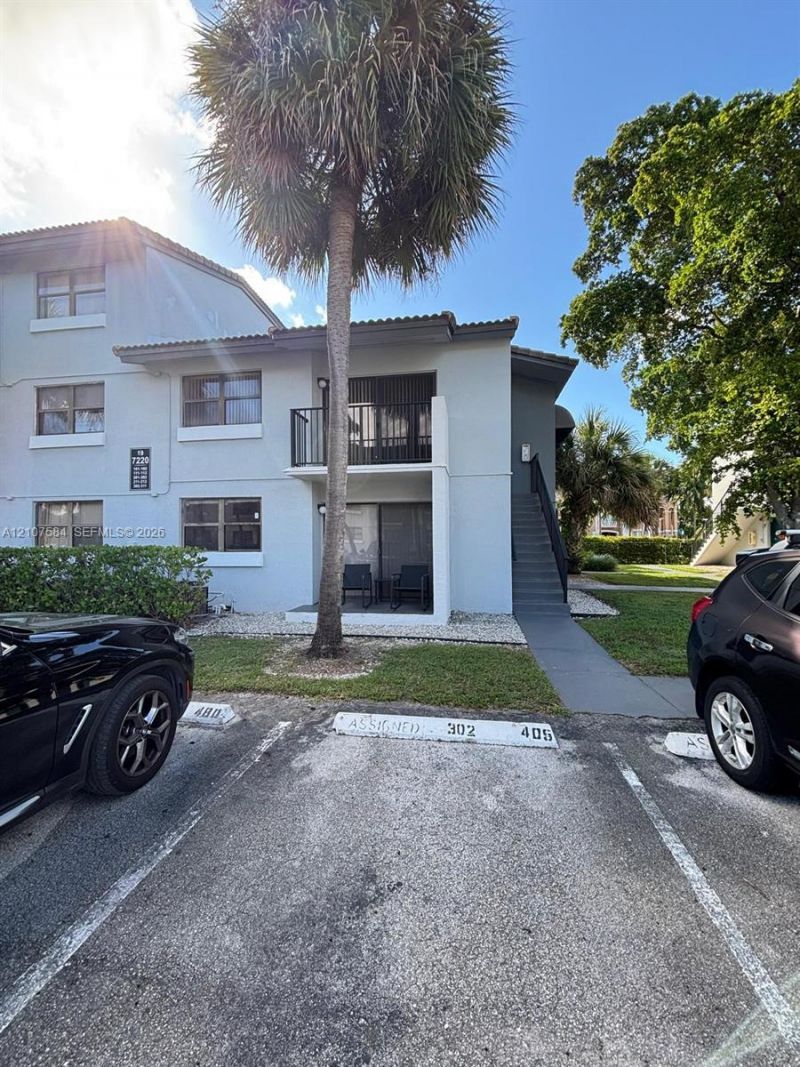 7220 NW 179th St , Unit 201, Hialeah, FL 33015 Photo