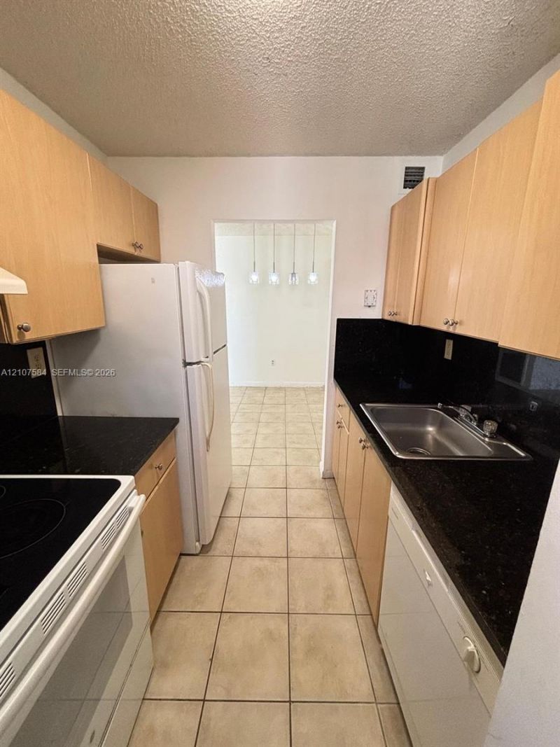 7220 NW 179th St , Unit 201, Hialeah, FL 33015 Photo