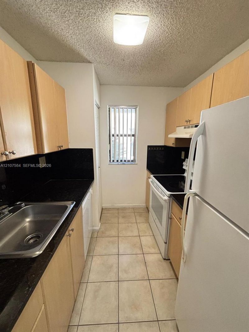 7220 NW 179th St , Unit 201, Hialeah, FL 33015 Photo